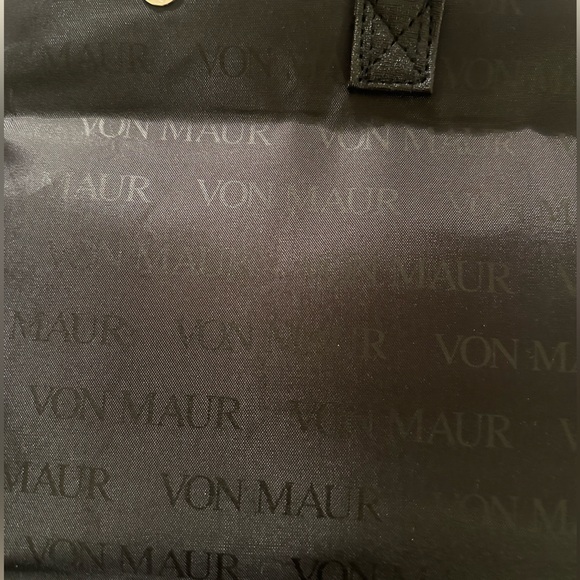 Von Maur hanging toiletry bag. Folds up - Picture 5 of 9